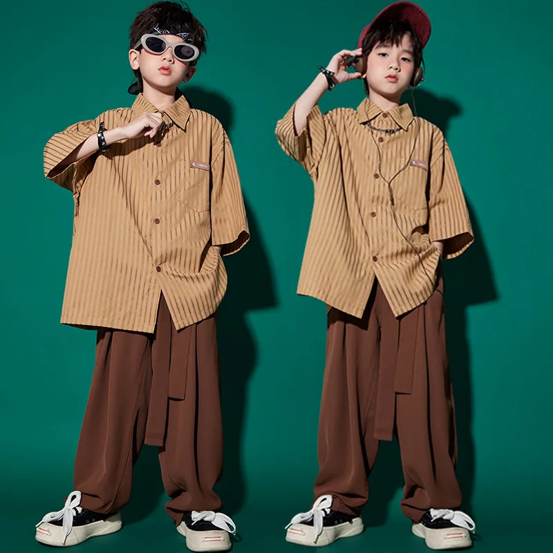 ชุดเสื้อผ้าฮิปฮอปเด็ก เสื้อเชิ้ตลายทางสีน้ำตาล กางเกงขายาวลำลองแบบมีสายรัดสำหรับเด็กผู้หญิง ชุดเต้นแจ๊ส เสื้อผ้าเด็กผู้ชายสไตล์เคป๊อป