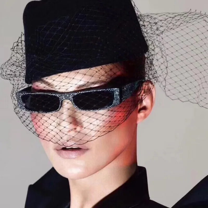 Modische Punk-Sonnenbrille mit Kleinen Quadratischen Strass-Elementen für Damen, Luxuriöse Reise- und Fahrsonnenbrille für Herren, UV400-Schutz