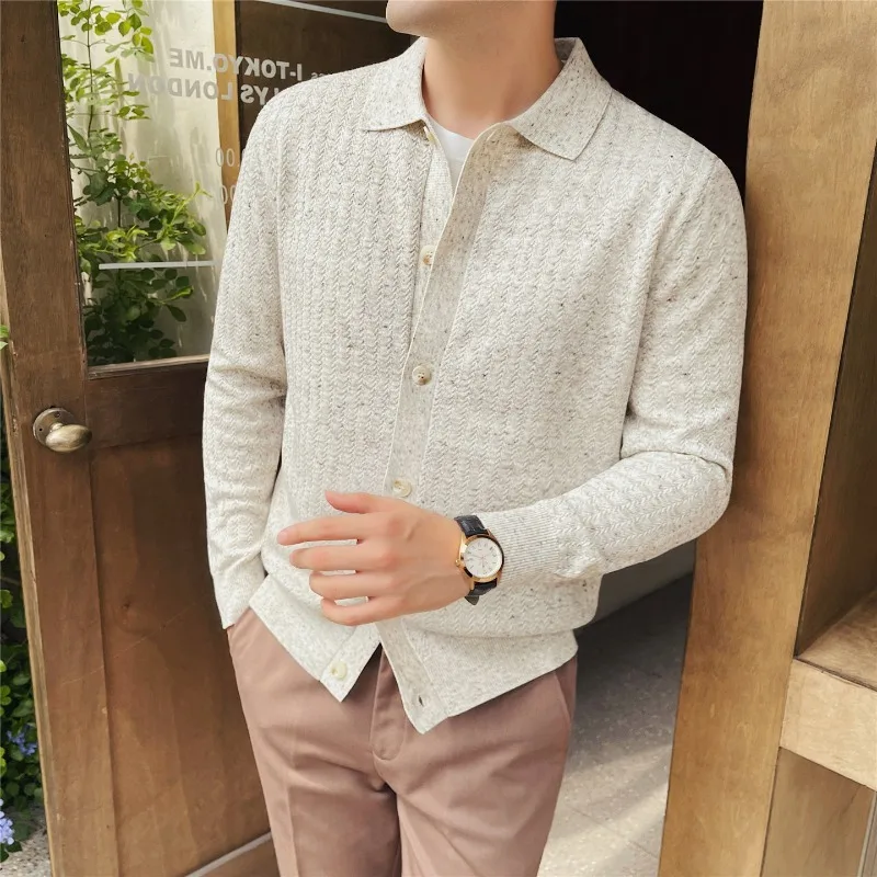Cárdigan de punto grueso y cálido para hombre, de corte holgado, con botones y detalles de canalé, ideal para usar como prenda exterior en capas durante el otoño y el invierno.