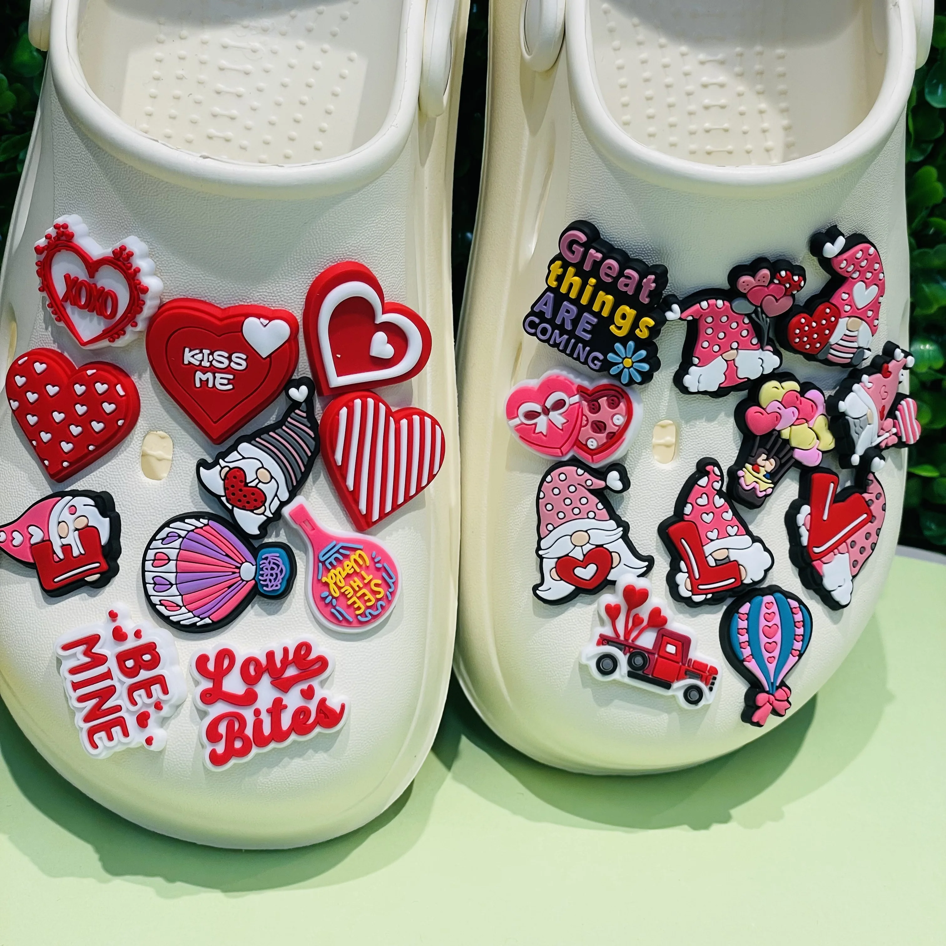 1-22Pcs Valentine's Day Style PVC Heart-shaped Slipper Shoes Buckle Clog Be Mine Love Woman Backpack Designer Accessories