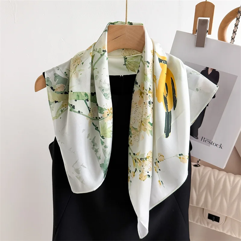Sciarpa quadrata con scialle con stampa di uccelli e fiori per donna Involucri alla moda in raso Fazzoletto da collo Fasce per capelli femminili Fascia per capelli Bandana