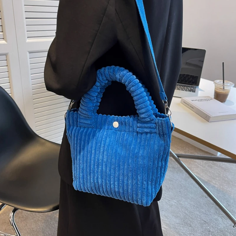 Borsa da donna in velluto a coste alla moda 2022 Trend nuove borse borse a tracolla a secchiello versatili di nicchia borse a tracolla con bottone in Nylon femminile