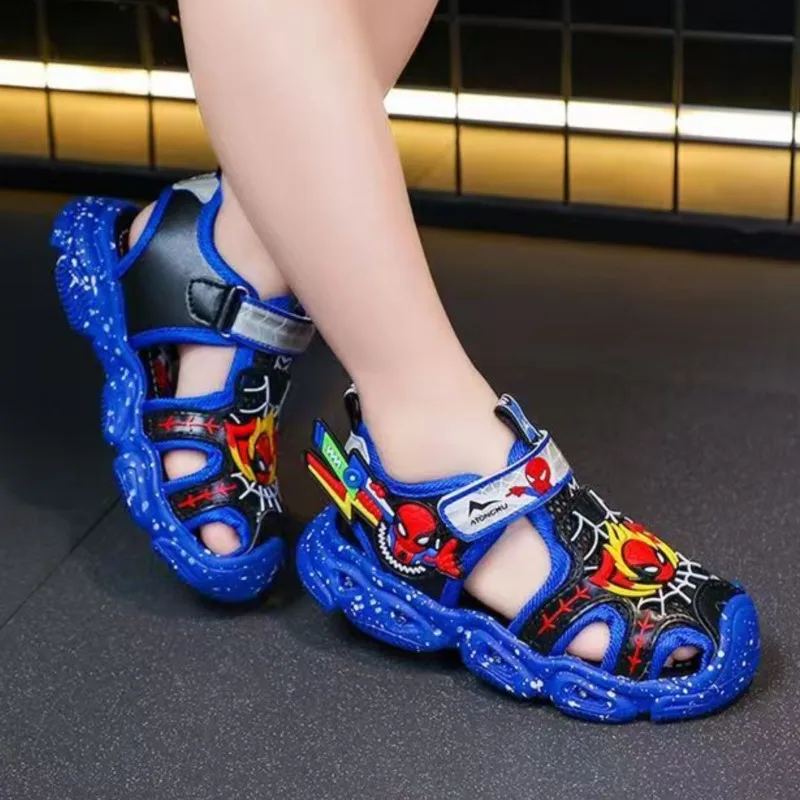 

Летние повседневные сандалии для мальчиков и детей со светодиодной подсветкой — синий/красный мультяшный дизайн, пляжная обувь на нескользящей мягкой подошве, размеры 22–37