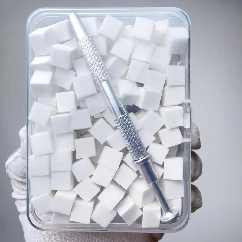 مجموعة إسفنجة فنية متدرجة مكونة من 100 قطعة مع 4 شوكات لسهولة إمساك طلاء الأظافر، مناسبة لخلط ألوان طلاء الأظافر الجلية