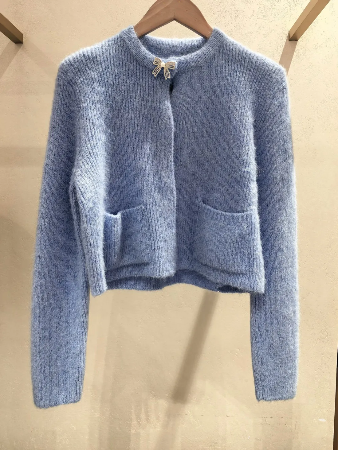 High-End-Version Europäische Sle gestrickte lange Sve-Knoten verzierte Diamant-Damenoberteil rosa offene Strickjacke