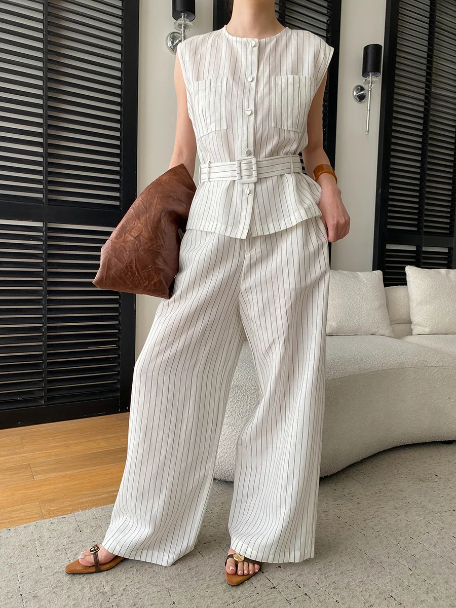 Sommerliches Damen-Set mit Rundhalsausschnitt, gestreiftem Schnürbund, ärmelloser Weste und lässiger Hose – Detail 4