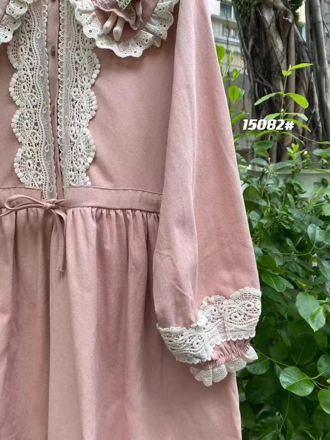 فستان قطني طويل للفتيات الصغيرات بياقة دمية كبيرة وتطريز دانتيل وخصر ضيق وأكمام طويلة ناعمة