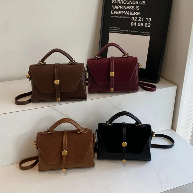 حقيبة يد صناعية أنيقة مع حزام قابل للتعديل وأجهزة ذهبية اللون وإغلاق رفرف - حقيبة كروس هوبو عصرية للتنقل للنساء