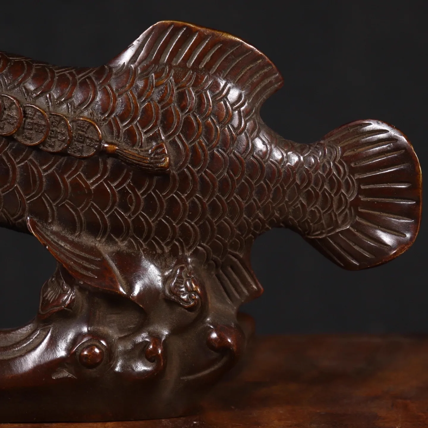 تحتوي حلي أسماك التنين الذهبية النحاسية النقية على وعاء كنز الأسماك كل عام، وطاولة مكتب غرفة المعيشة والمتجر المكتبي