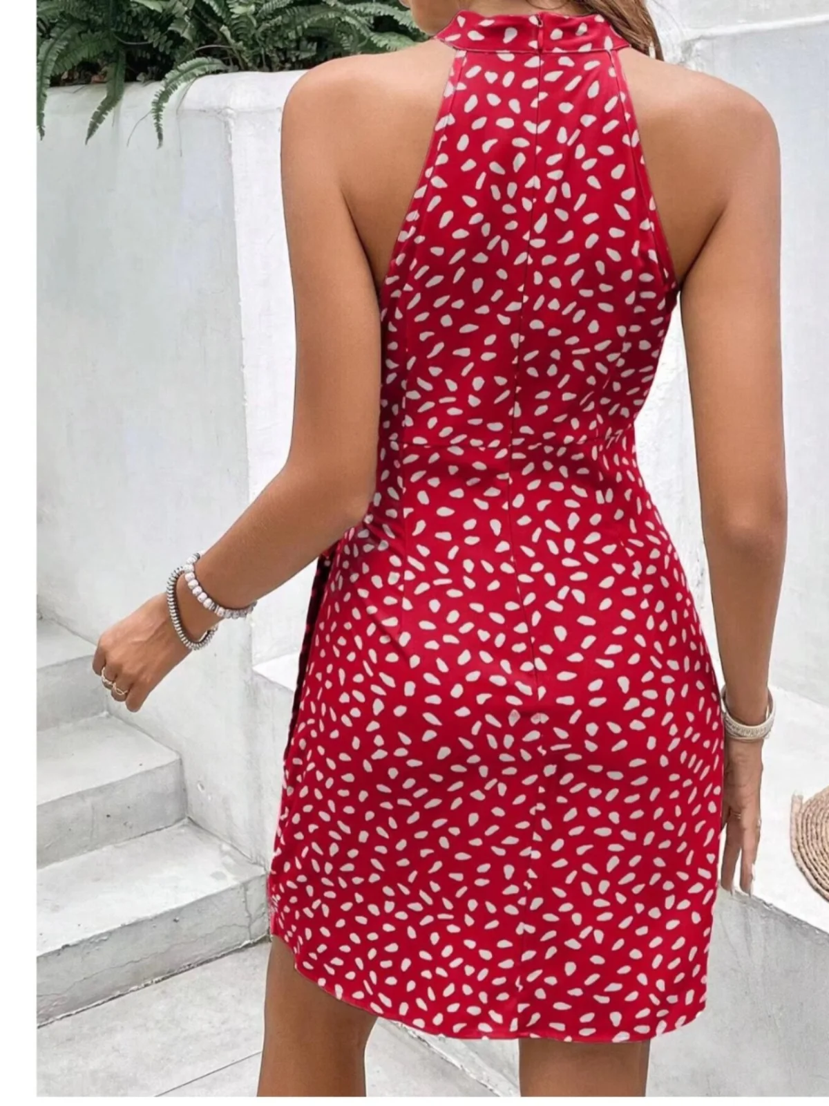 فستان صيفي أنيق بطباعة عصرية، ذو تصميم هالتر مع ربطة عنق، وتنورة ميدي مطوية بدون أكمام بتصميم غير منتظم، مثالي للنساء القصيرات.