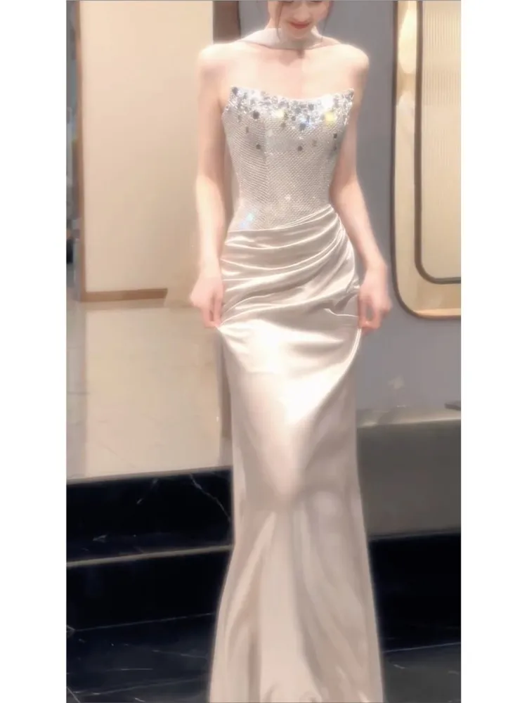 

A light luxury dress for party host with banque-like strapless and elegant fishtail style