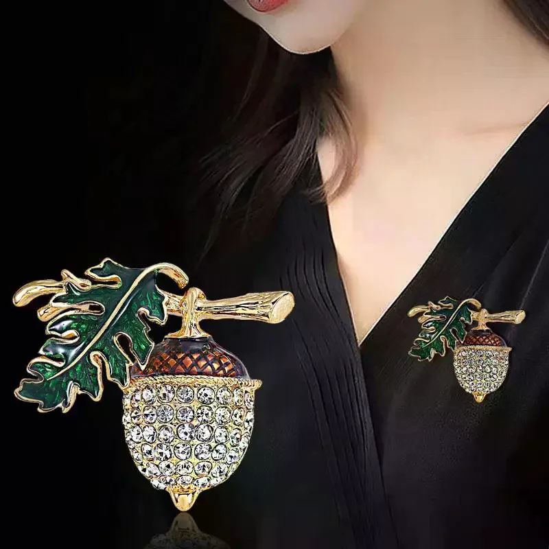 Exquisite Fashion Rhinestone Cedar Nut Brooches Women Coat Clothing Vintage Starlight Crystal Pin Badges Jewelry Accessries
