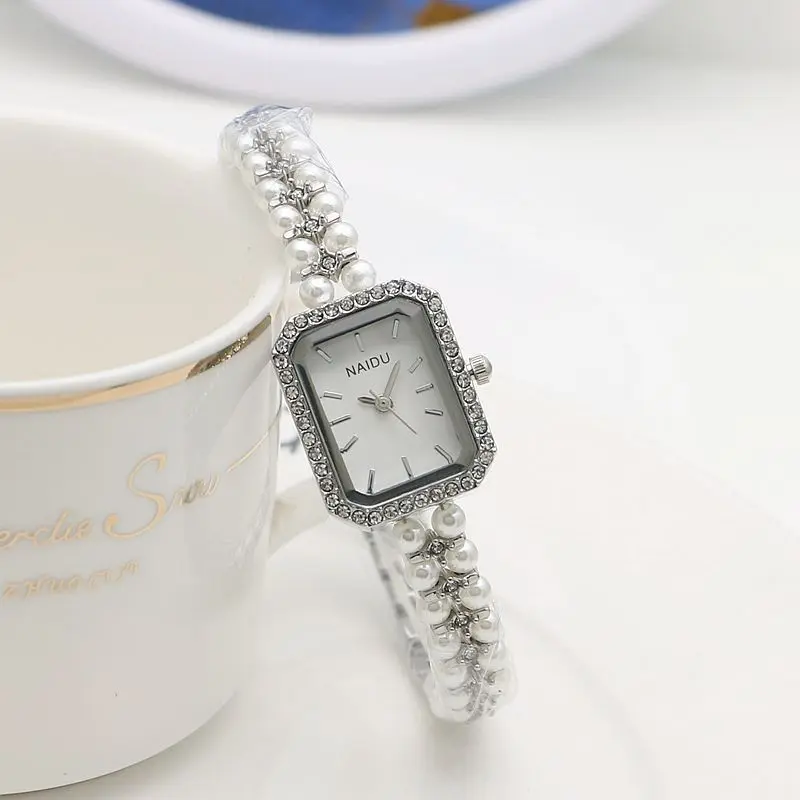 

Элегантные женские наручные часы с маленьким квадратным циферблатом, винтажные, с жемчужной цепочкой, кварцевые, оптом для вечеринок, повседневной носки, в подарок