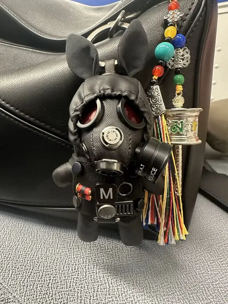 

Брелок-подвеска для сумки/рюкзака в виде куклы-кролика в газовой маске, черный, в военном стиле, стимпанк, премиум-класса, необычный, коллекционный