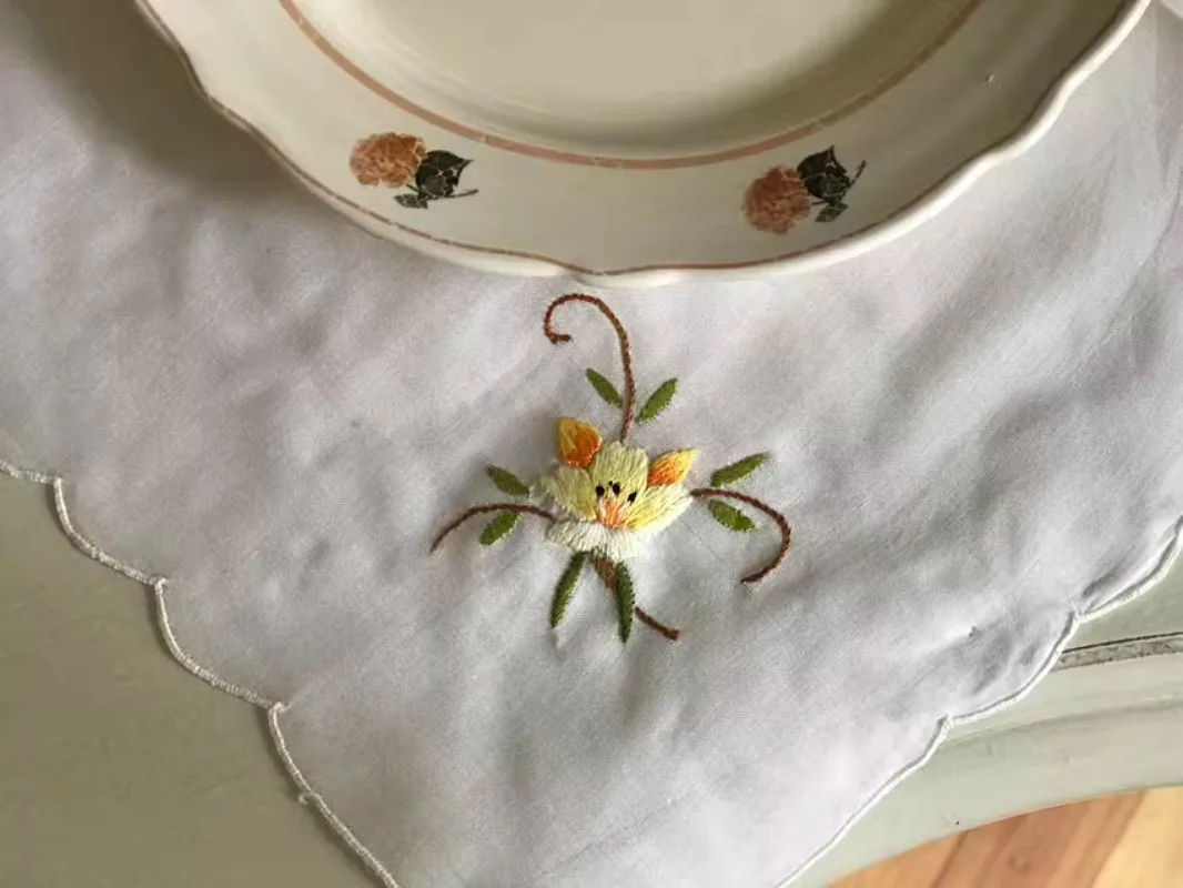 4 個輸出英国手作りカラー刺繍ナプキンヴィンテージハンカチ