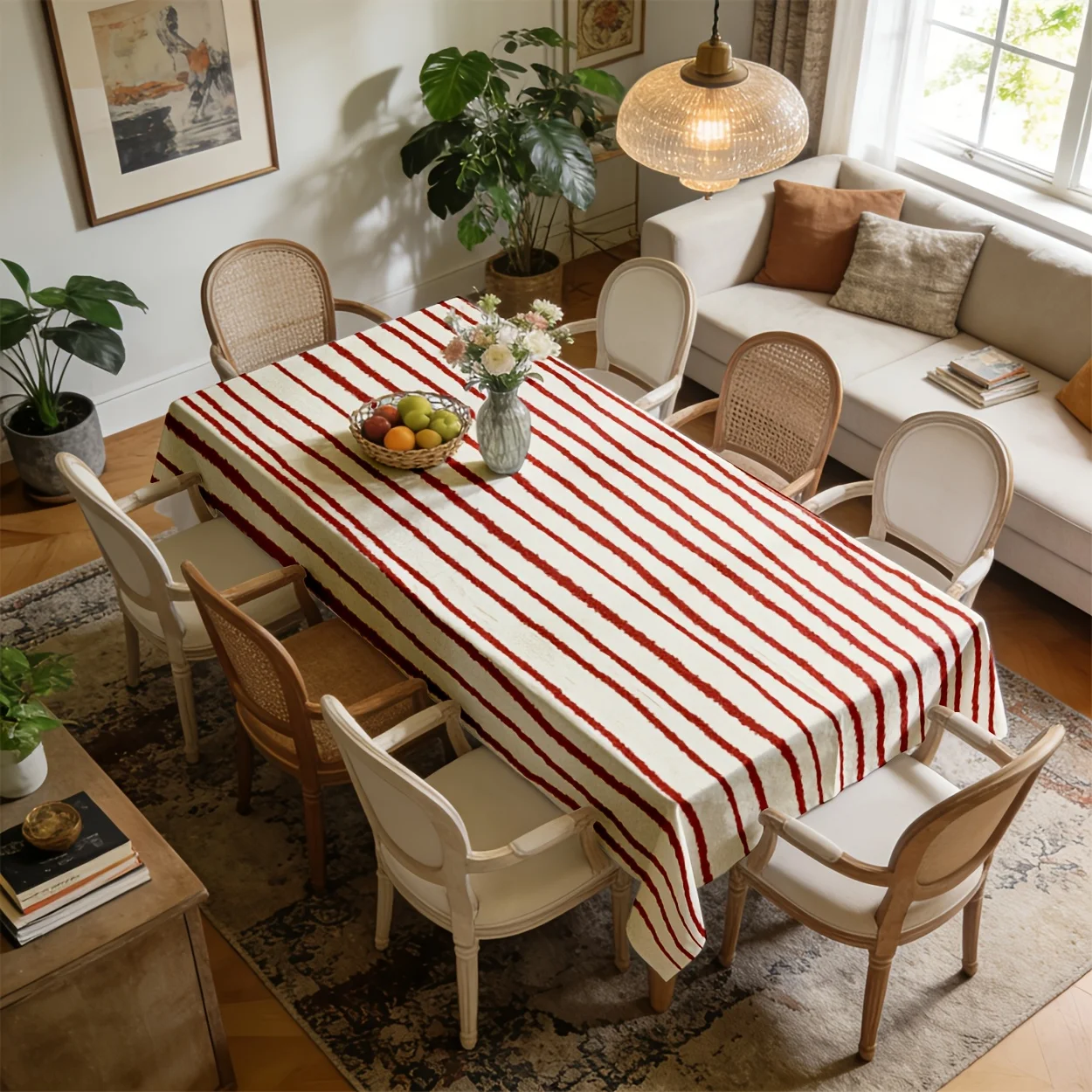Rechteckige Tischdecke mit rot-braunem Streifenmuster, geeignet für festliche Dekorationen im Innen- und Außenbereich.