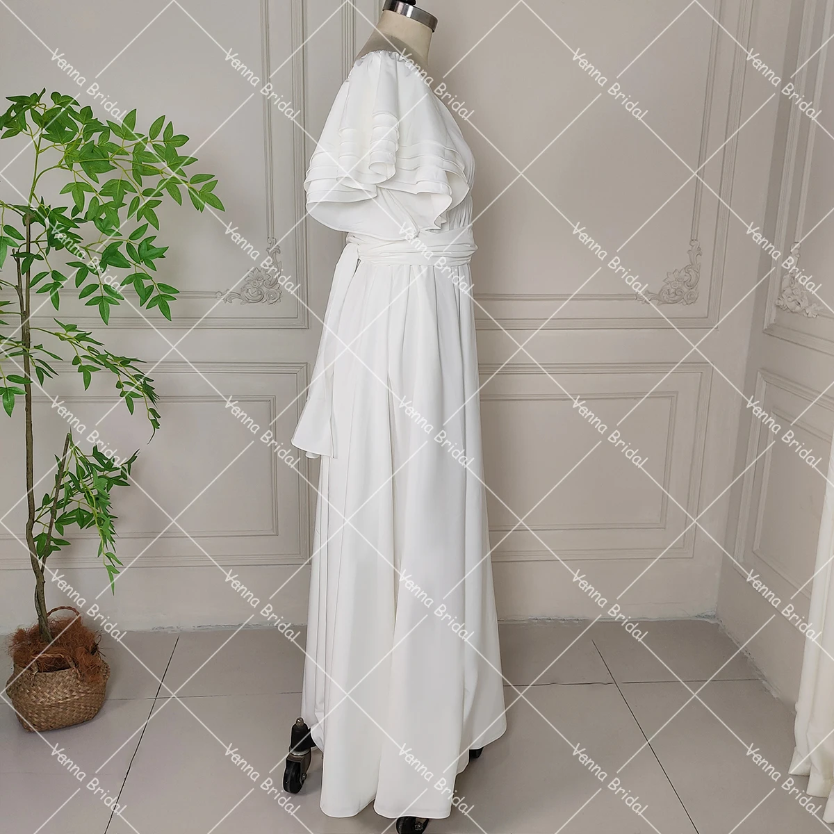 エンパイアウエスト コットンブレンド ブライダルドレス セルフタイベルト フロアレングス ティアード ショート フラッター スリーブ バックレス マタニティ ウェディングドレス