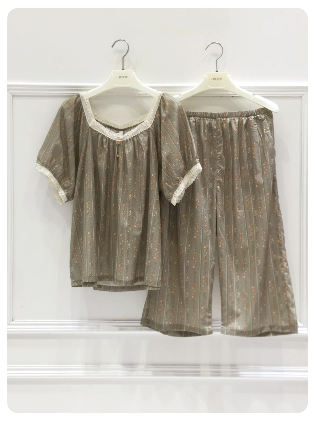 pigiama-estivo-nicoya-da-donna-2026-nuovo-in-puro-cotone-tessuto-a-maniche-corte-con-colletto-quadrato-e-piccoli-motivi-floreali-per-casa