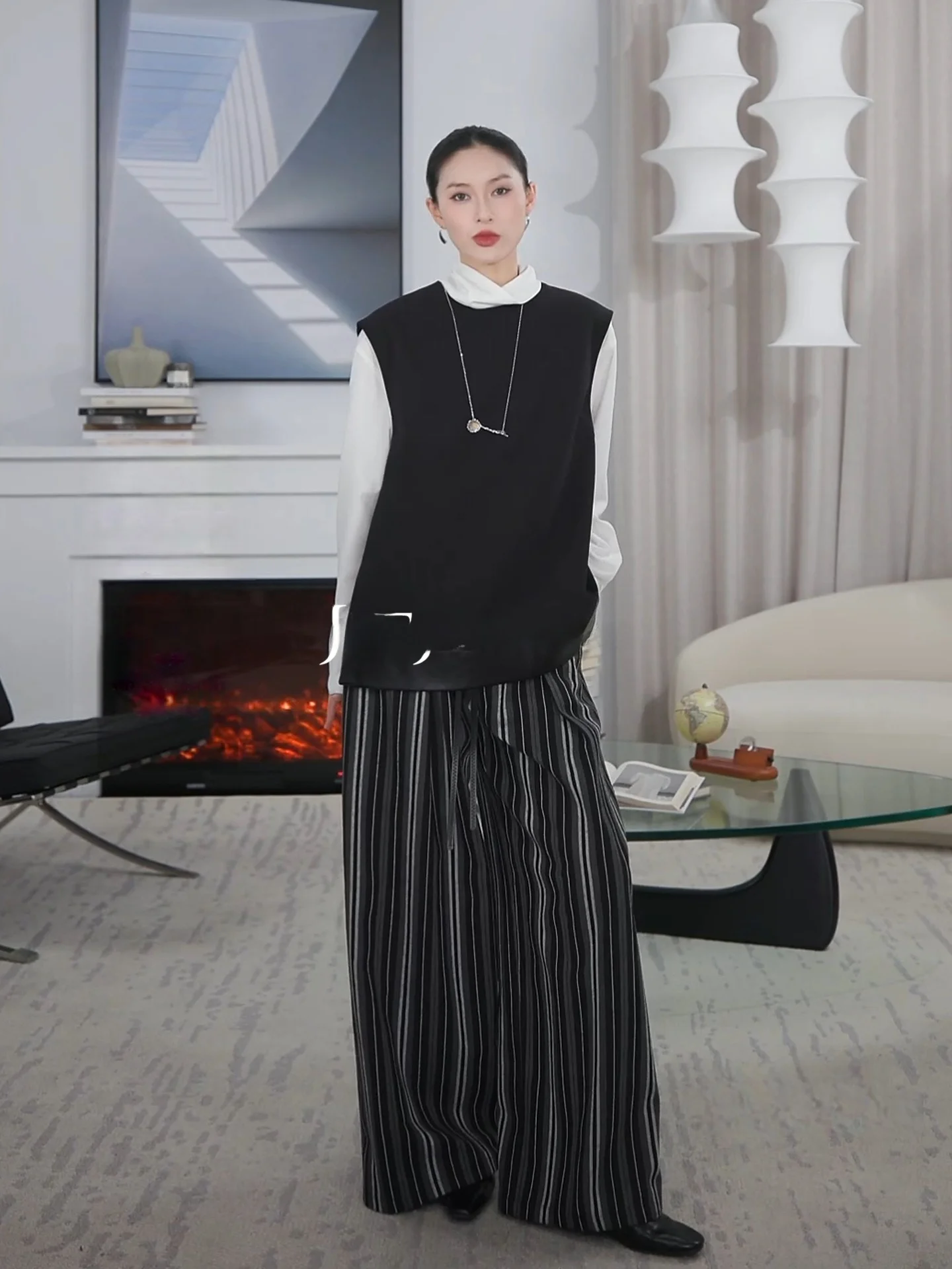 

JIEJI Zhang Spring Bla High-End Lyocell round Ne Vest Women's Leather Patchwork Layering Tank Top Casual Sle Loose Fit