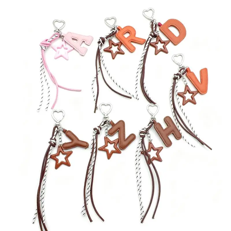 Schlüsselanhänger mit Initialen aus Kunstleder und Sternanhänger, geflochtene Quaste zur Dekoration von Rucksäcken, Handtaschen oder als personalisiertes Geschenk. – Detail 6