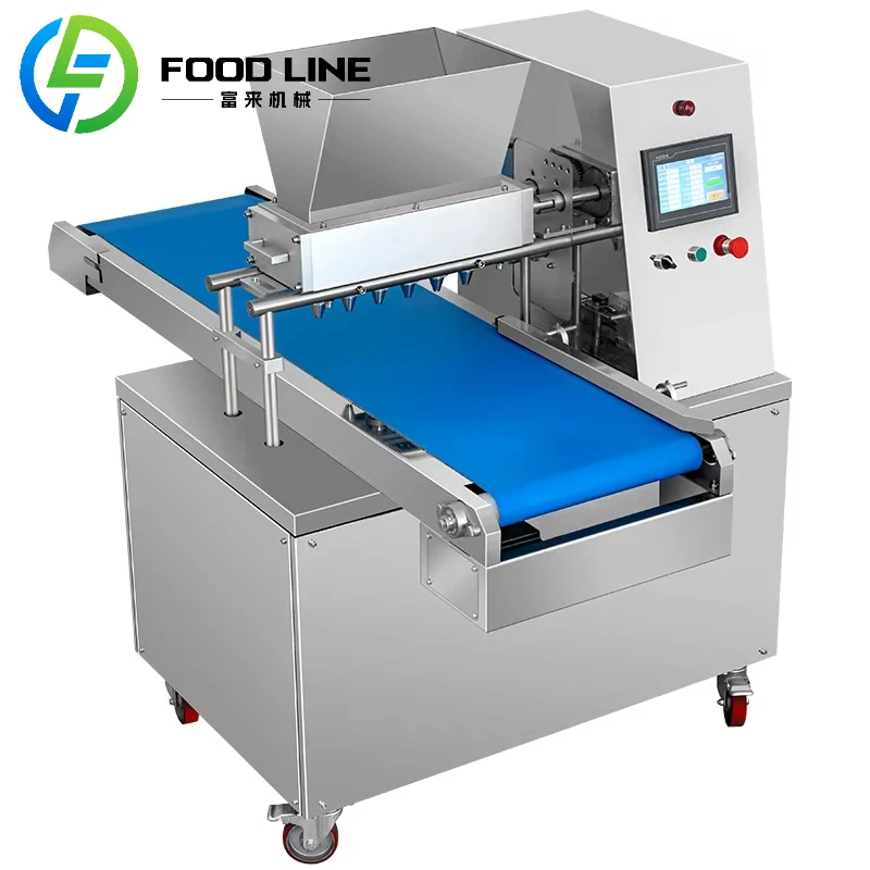 새로운 자동 쿠키 프레스 기계로 제과점에서 밀가루와 우유로 맛있는 간식을 만들 수 있습니다.