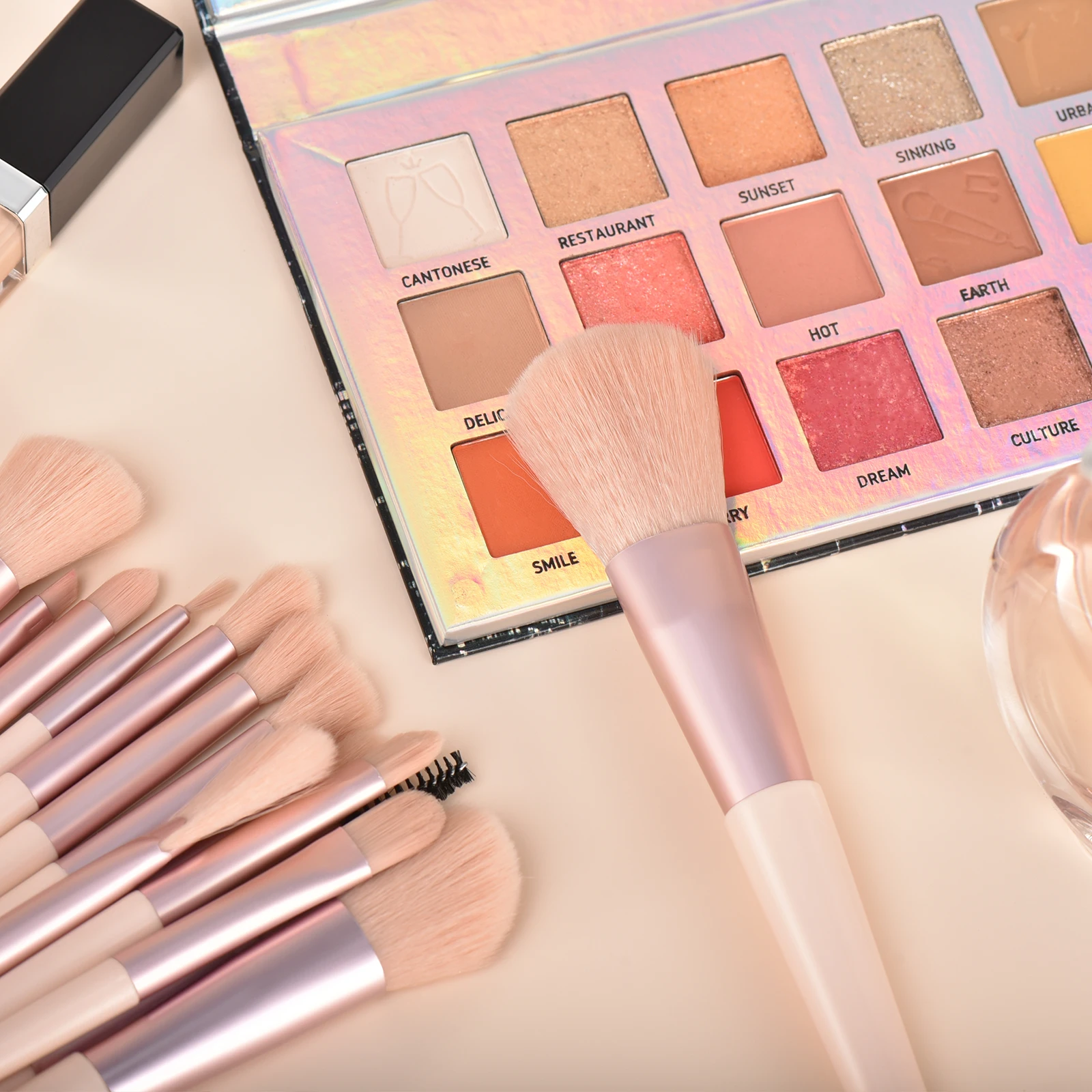 10/15 ピンクメイクブラシセット、ファンデーション、輪郭形成、アイシャドウ、アイライナー、アイブロウブラシ、その他のメイクツールを含む