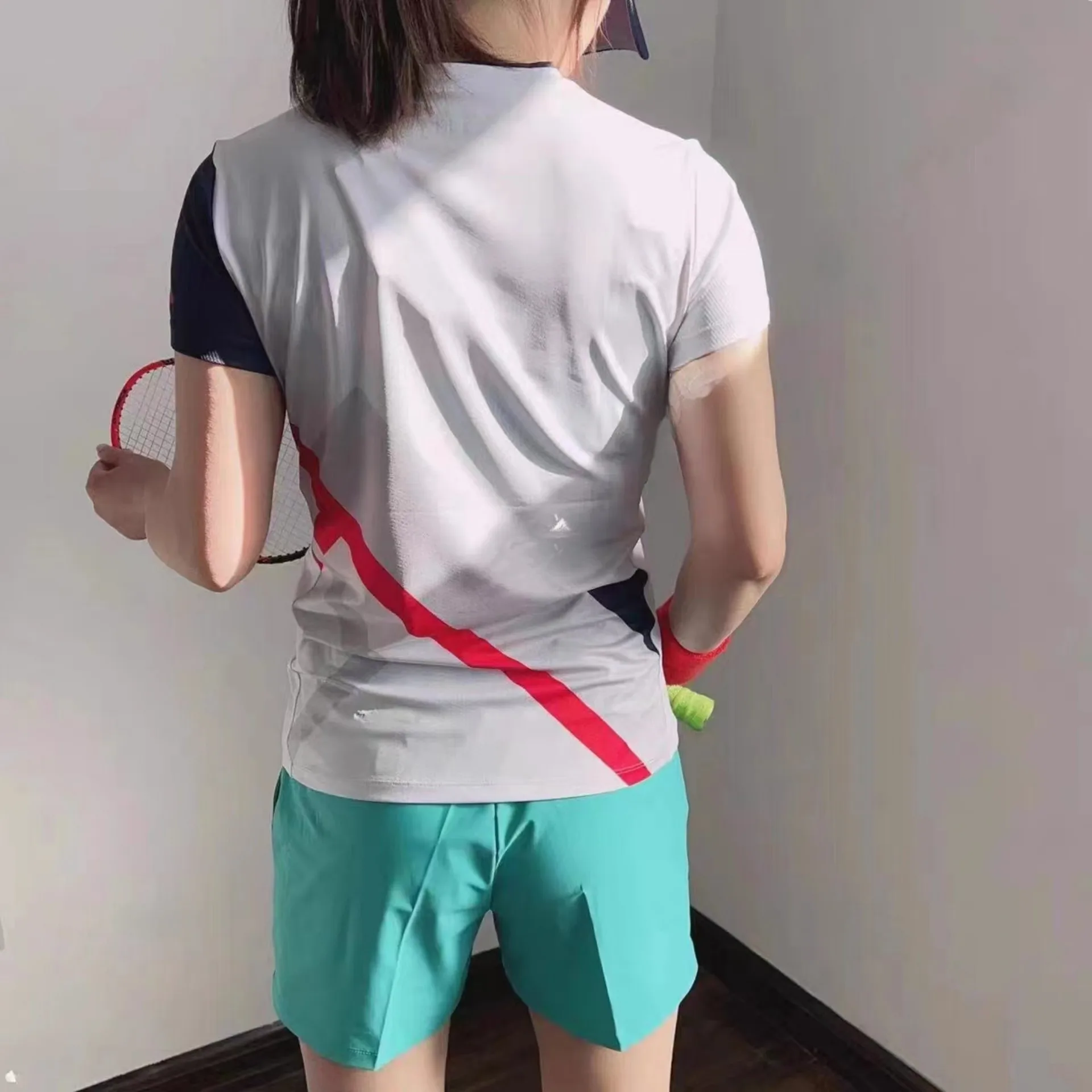 Customized men's and women's badminton T-shirt Breathable quick drying light V-neck tennis shirt accept customized service