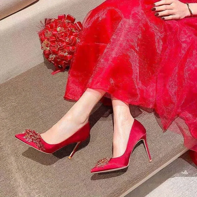 2023 Women\'s red wedding shoes Exquisite heels, elegant stiletto shoes, Chinese wedding shoes, wine red bridal shoes