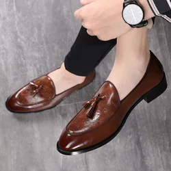 2023 Loafers Men Shoes Classic Business Casual Wedding Party Daily Retro Round Toe Tassel Faux Suede Solid Color Dress Shoes