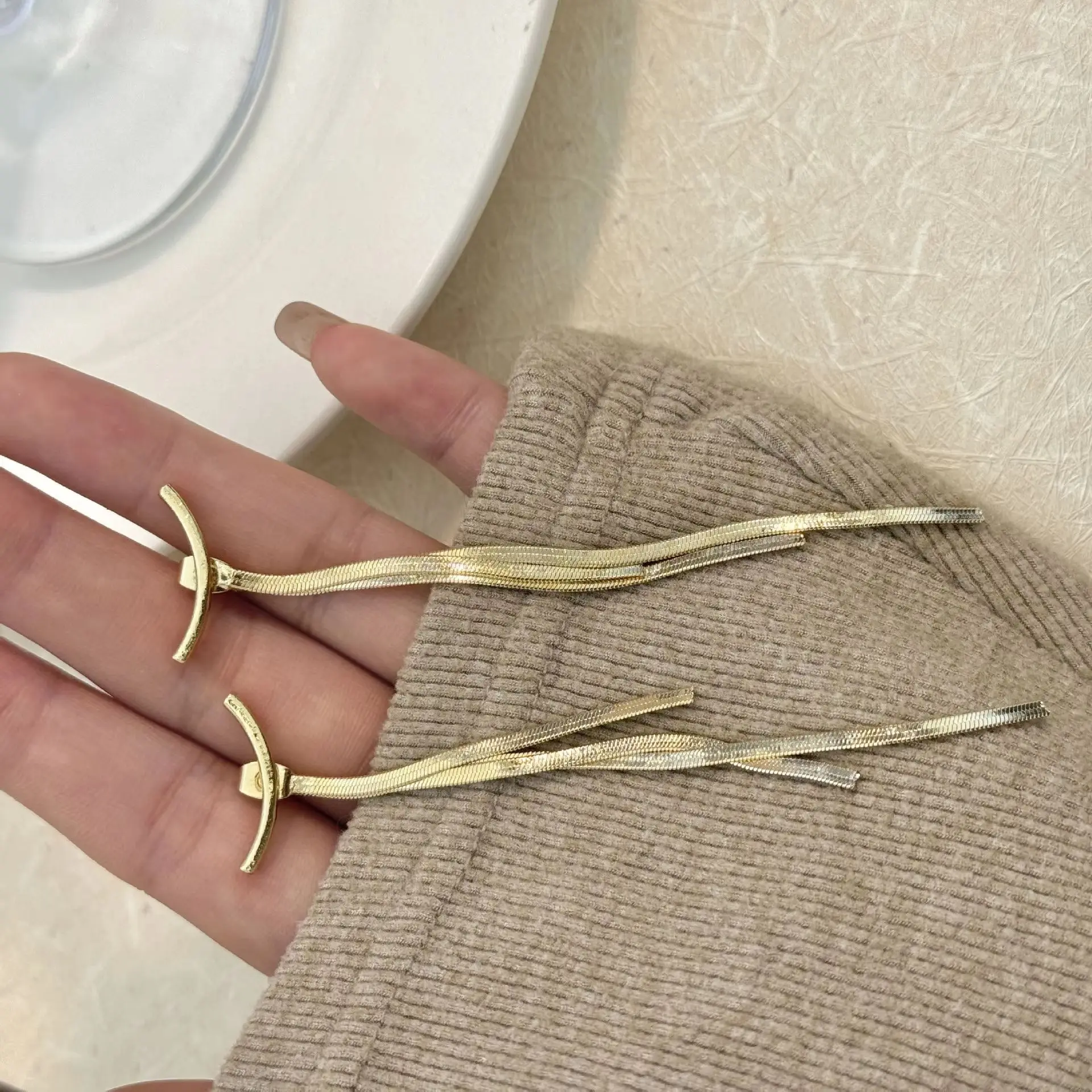 Retro Curved Long Line Tassel Earrings for Women Light Luxury Trendy Party Accessory Birthday Gift Ideas