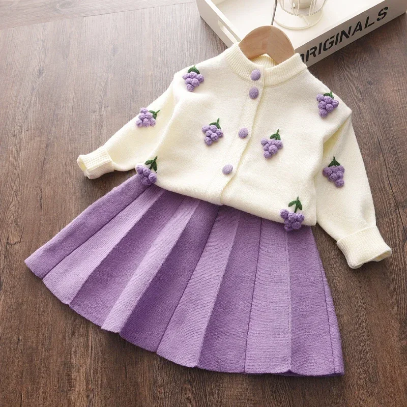 Abbigliamento per bambini Ragazze Inverno Abbigliamento per bambini Cartone animato Uva Fragola Decorazione Maglione Cardigan + Set gonna a pieghe