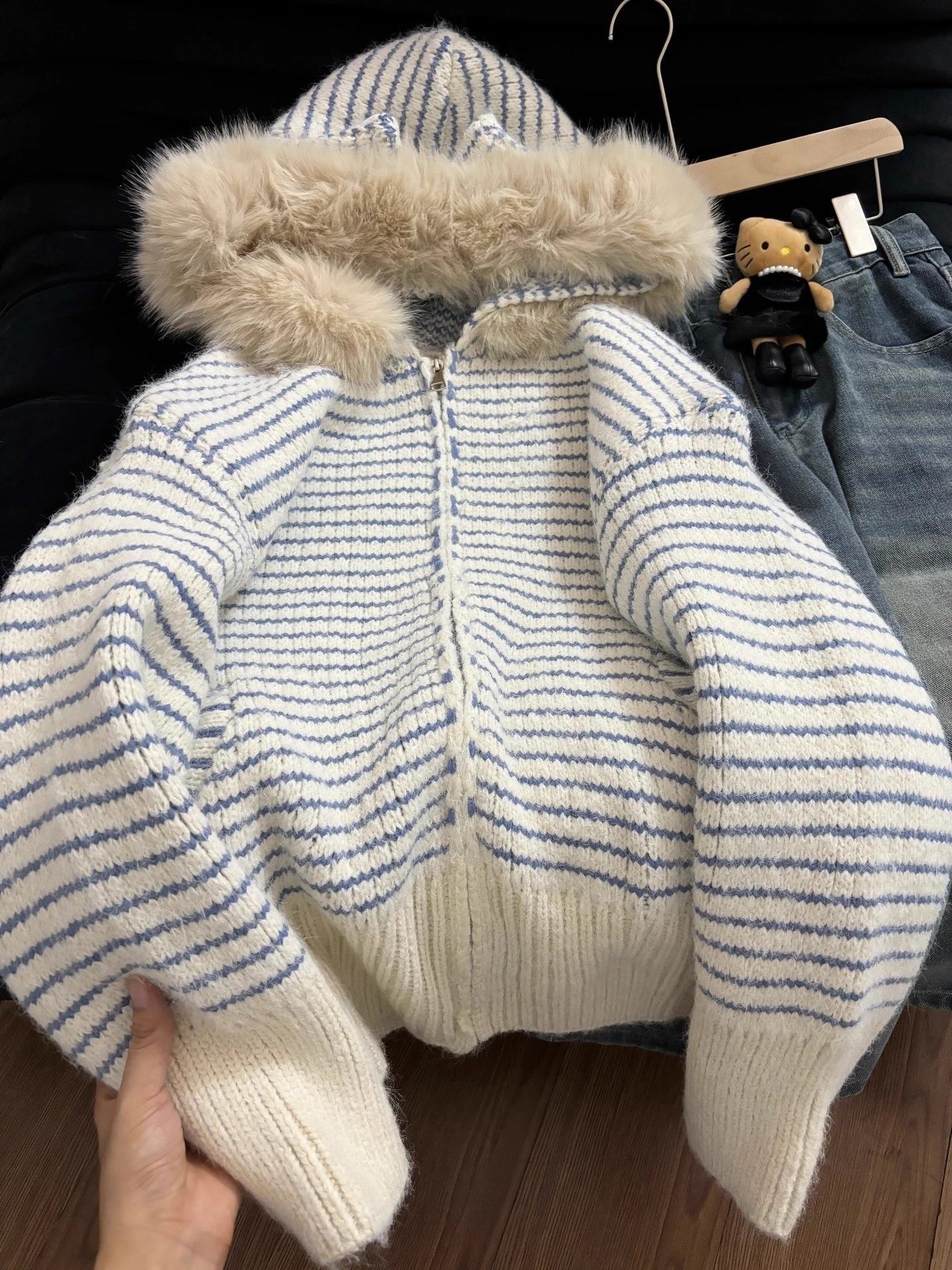 

Korean White Blue Striped Plush Collar Hooded Sweater Women Winter Thick Lazy Style Knitted Cardigan Zipper Long Sleeved Jacket