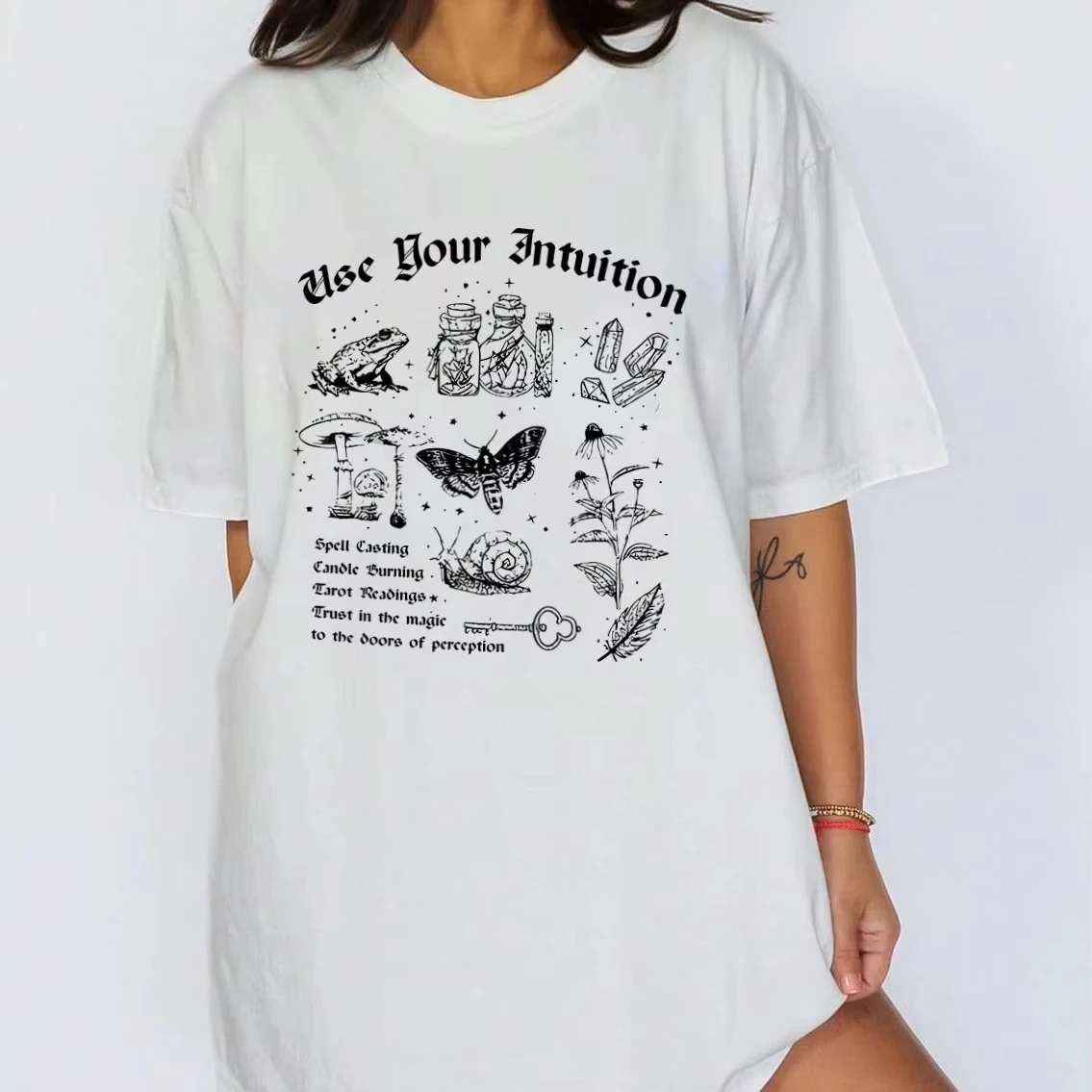 

Vintage Mystical Halloween T-Shirts Gothic Witch Graphic T Shirt Women Retro Spooky Season Tops Dark Academia Aesthetic Clothes