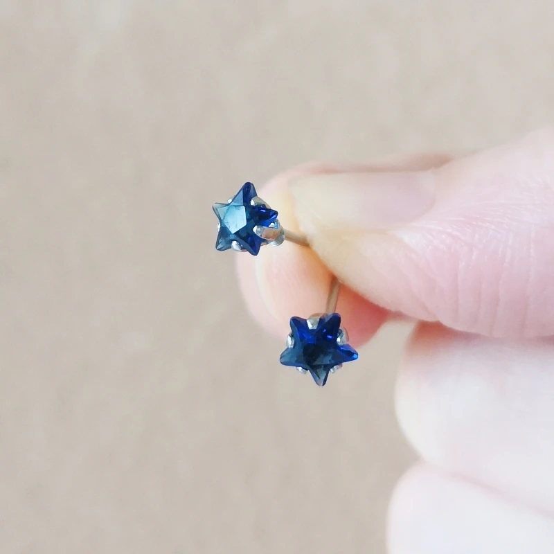 Ein Set 5 mm rote sternförmige Glas-Ohrstecker mit Edelstahlnadel, kurzer Schmuck, keine Allergie – Detail 7