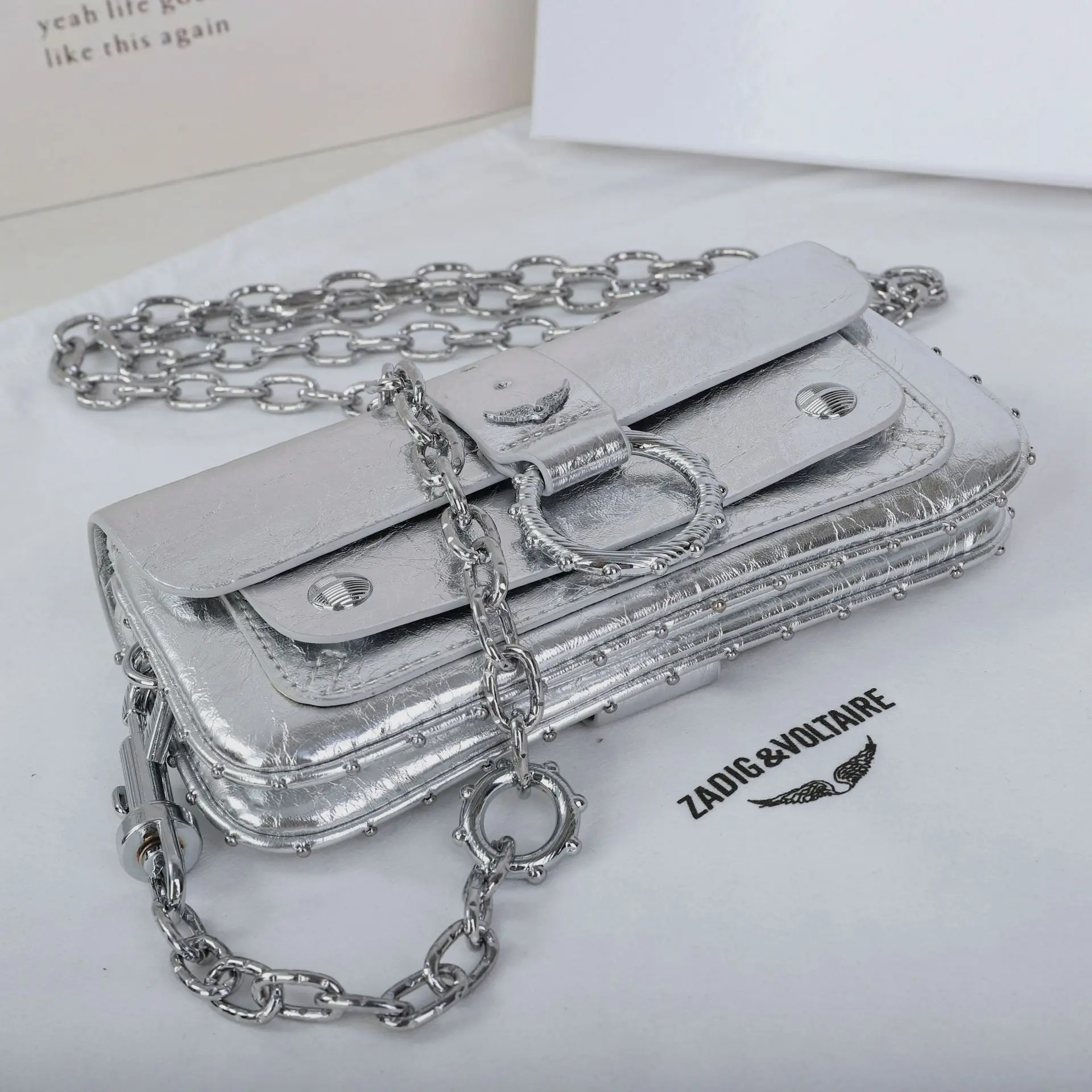 حقيبة كتف نسائية عصرية بسلسلة صغيرة من ZV بتصميم متقاطع من مادة البولي يوريثان بإبزيم مغناطيسي متوسط الصلابة ومطابقة يومية