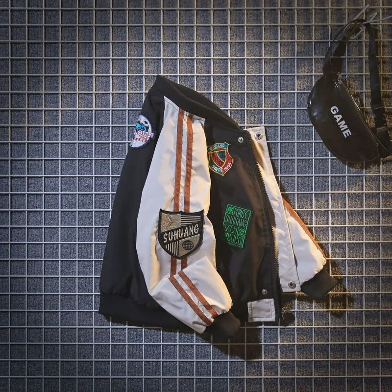 سترة جديدة لربيع وخريف الأولاد لعام 2025 على الطراز الكوري سترة بيسبول أنيقة متعددة الشعار مرقعة للأطفال عصرية #4