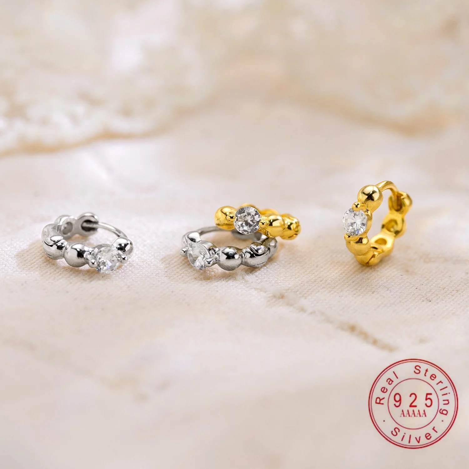 Pendientes de aro pequeños con circonita cúbica, diseño festoneado, de plata de ley 925 con baño de oro, para mujer.