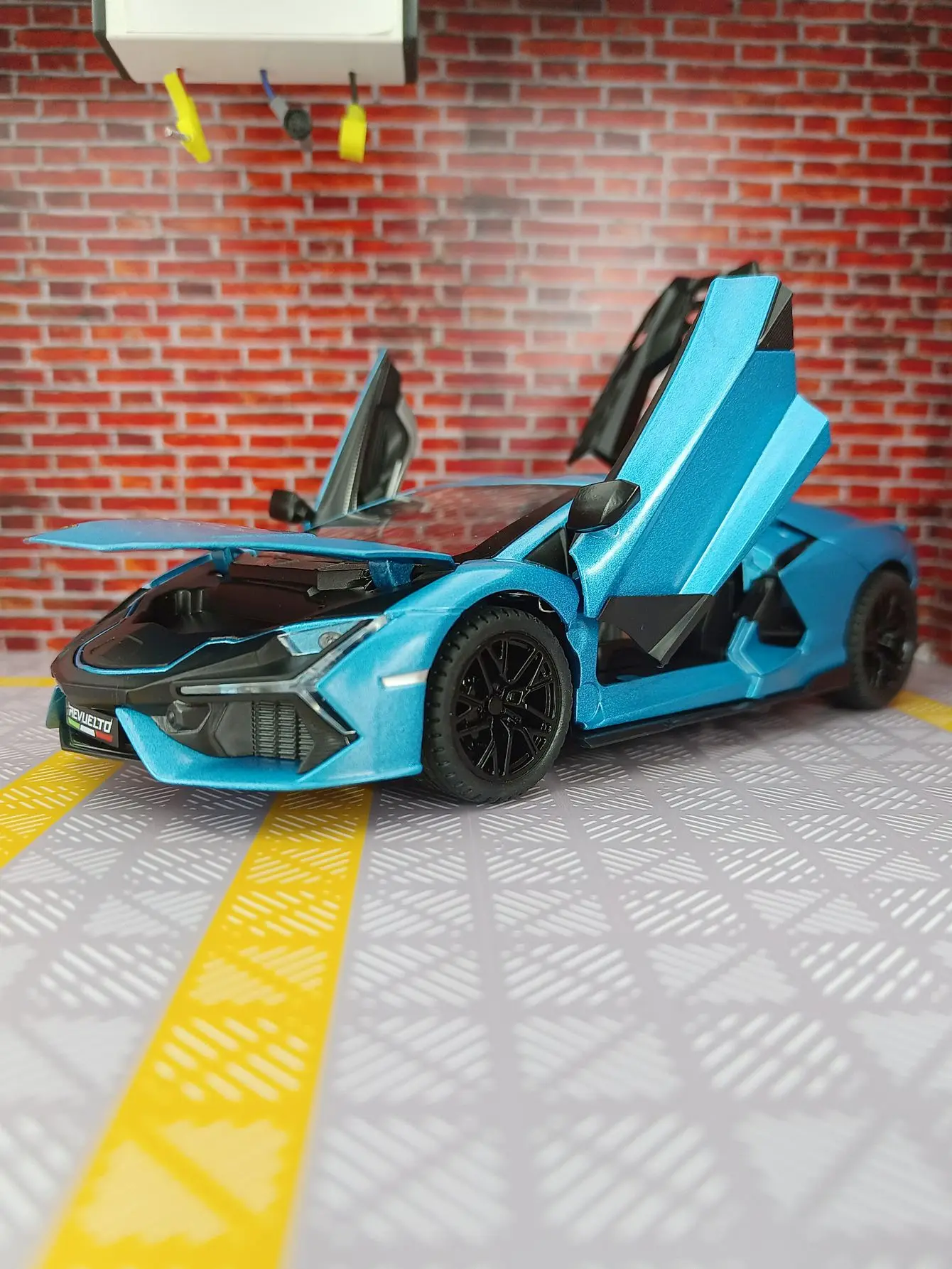 

Модель автомобиля Reventon Supercar из сплава 1:24 двери с обеих сторон, которые можно открыть, а также передний капот и дверь багажника можно открыть.
