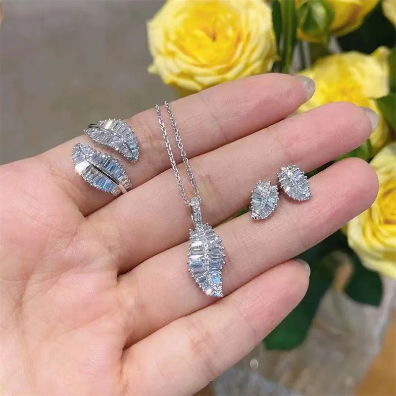 

Женский комплект из колье и серёг, из серебра 925 пробы