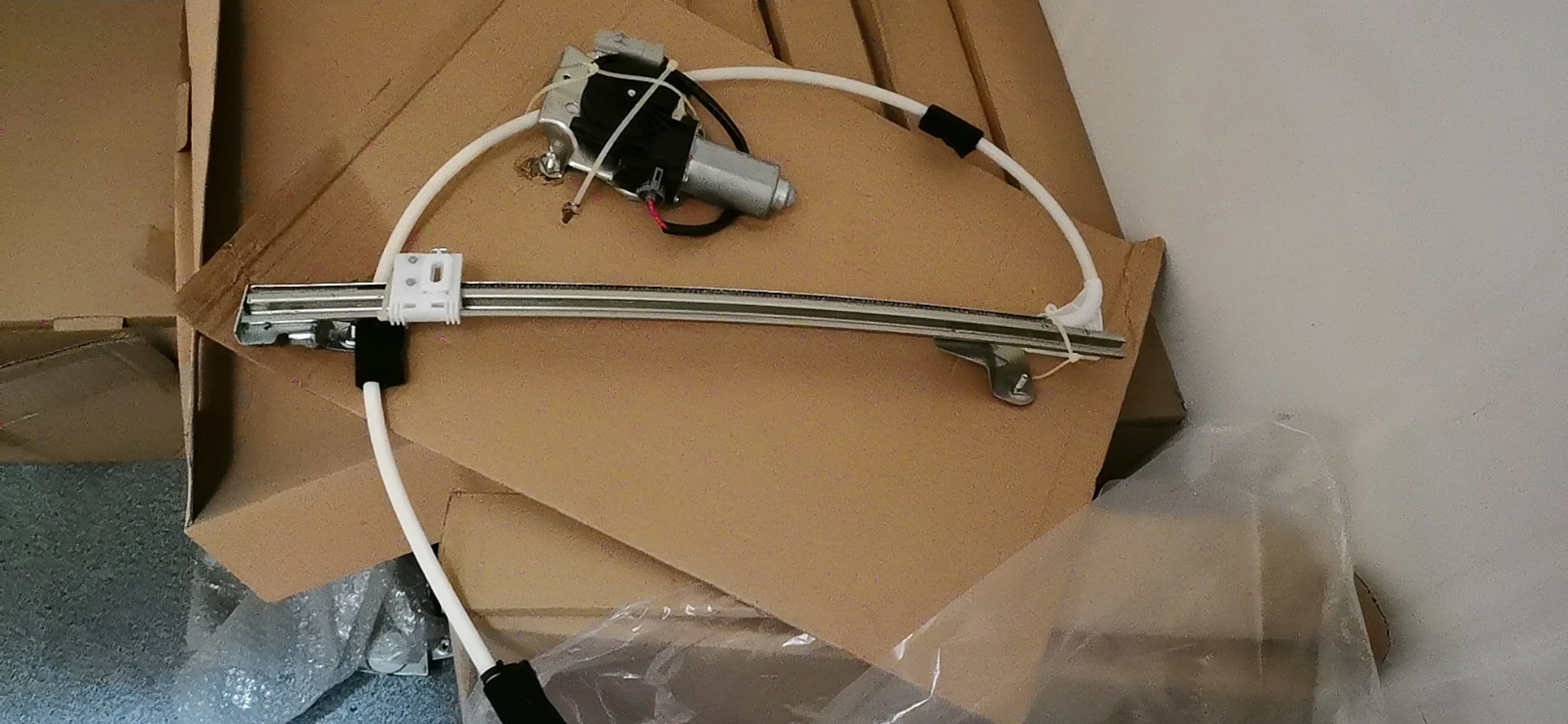 

748-569 Для Jeep Liberty 3.7L: задний левый электрический стеклоподъемник с мотором 748-570, 2002-2007 гг.