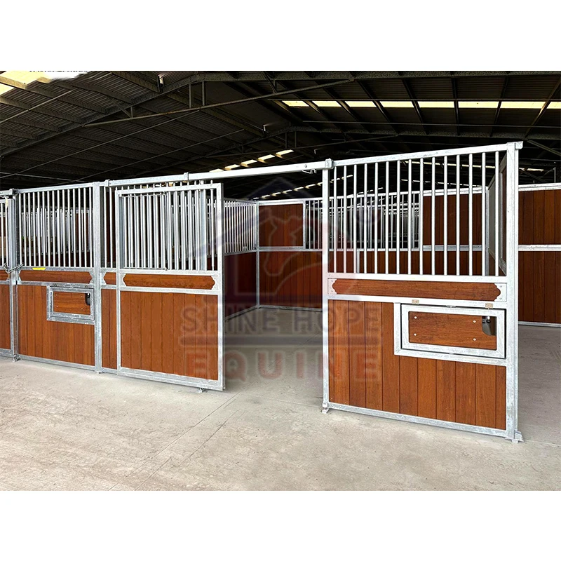 

Модульный конский сарай с бамбуковым дизайном и дополнительными привязывающими кольцами