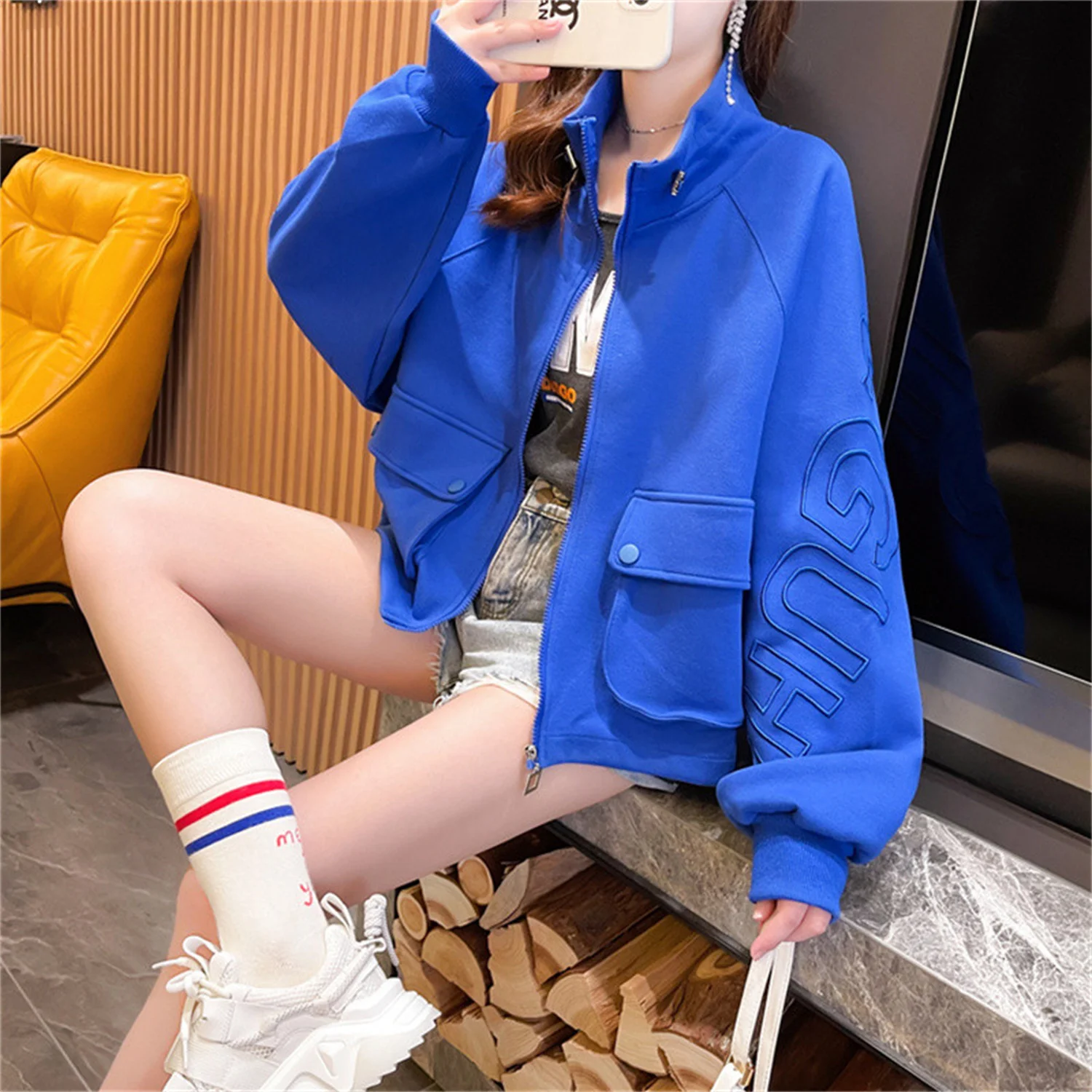 

Fashionable and versatile short zipper hoodie for women, solid color loose Korean version 2024 new item, spring and autumn lazy