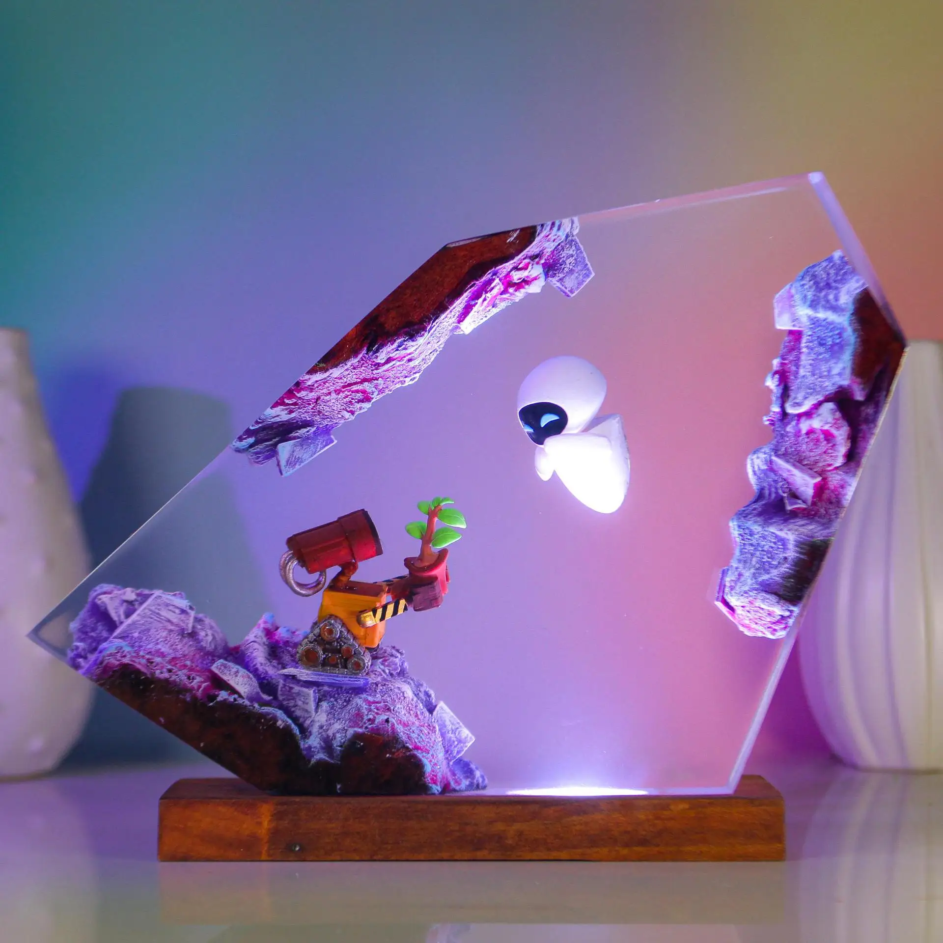 

Ночник ручной работы из эпоксидной смолы, лампа-фигурка ВАЛЛ-И и ЭВА с деревянной подставкой, коллекционный декоративный предмет