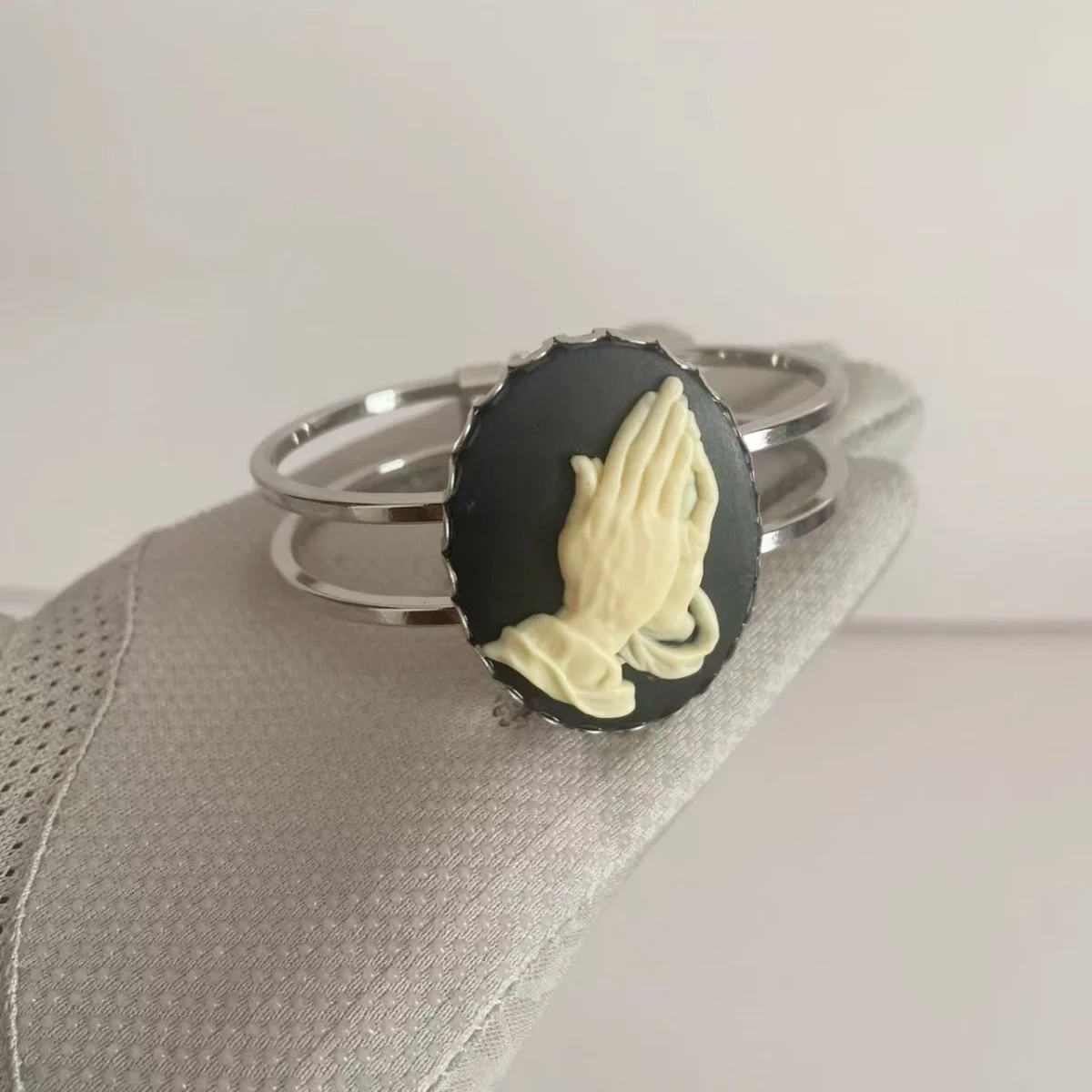 

Mitto Fashion High-End Praying Hand Cameo Brass Hinge Cuff Women's Dress Bangle Jewelry Accessory