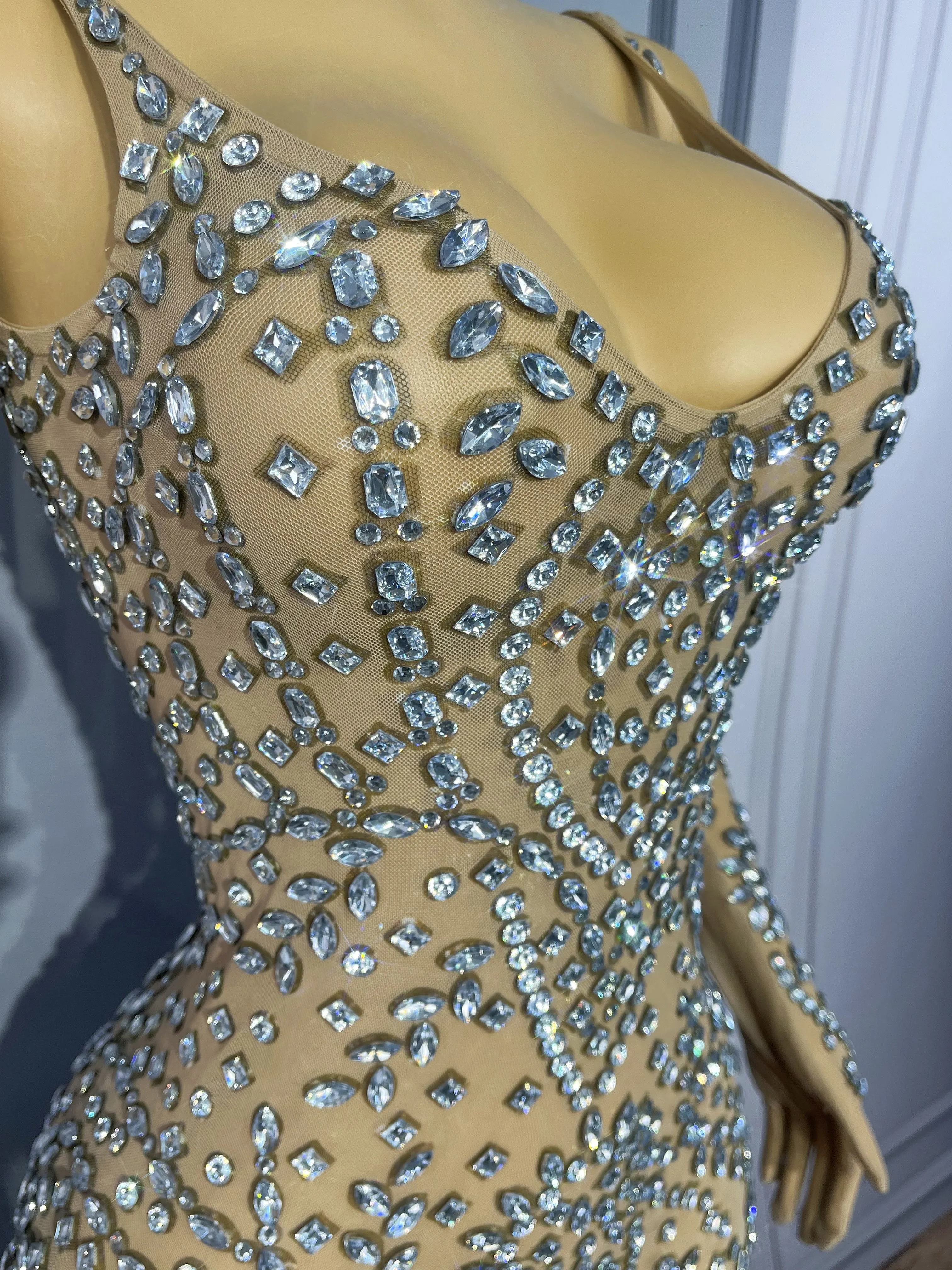 Elegancka suknia wieczorowa z wysokim rozcięciem, zdobiona wysokiej jakości błyszczącymi cyrkoniami, na ramiączkach, z rękawiczkami, strój na pokaz mody, suknia Xingyunzuan