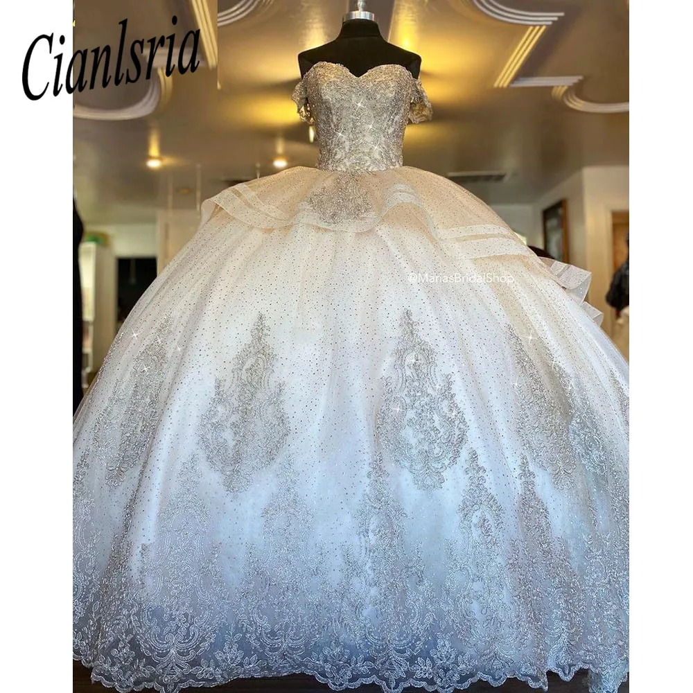 Szampan świecący kryształ Ruffles sukienka na Quinceanera suknia Off The Shoulder aplikacje koronkowy gorset Vestido De 15 Anos