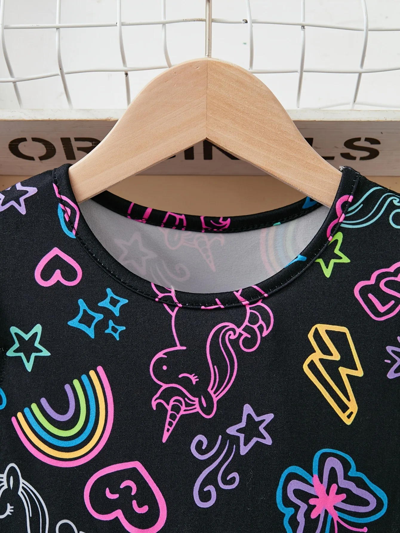Niedliches Leuchtkleid für Mädchen Schwarzer Neon-Einhorn-Regenbogen-Druck Rock Kinder Casual Alltagskleidung Leuchtendes Party-Outfit – Detail 4