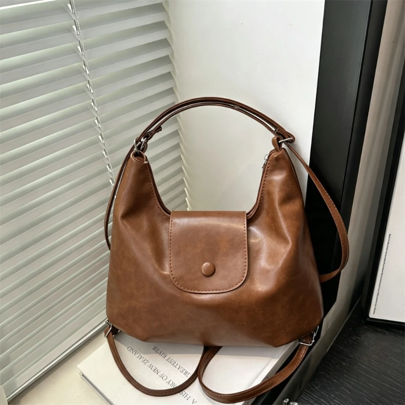Vintage Hobo-Tragetasche aus weichem Leder mit niedlichem Plüsch-Anhänger, wandelbarer Rucksack, lässige Schultertasche mit großem Fassungsvermögen für Damen – Detail 11