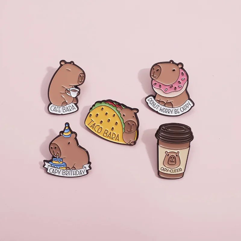 Carino Capybara Spilla Be Happy Bagno Caffè Capybara Computer Pistola Uccello Hamburger Ciambella Torta Capybara Distintivo in metallo Punk Spilli Gioielli