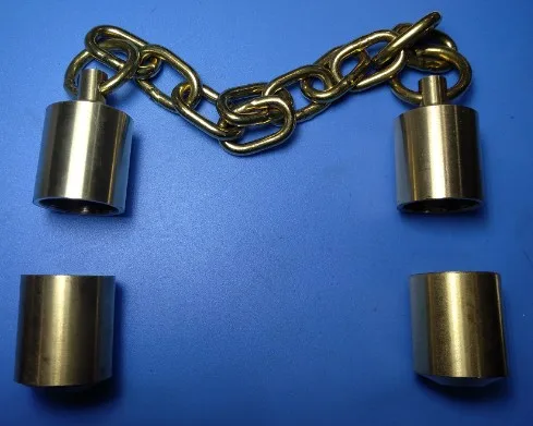 nunchakus-en-bois-avec-chaines-en-cuivre-et-raccords-metalliques-–-accessoire-d'entrainement